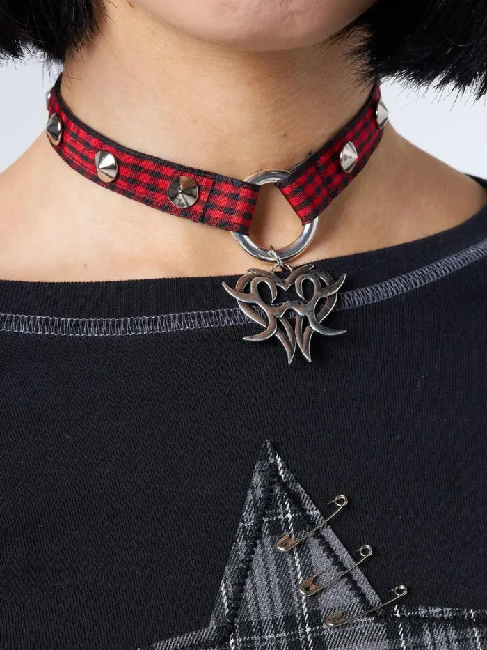 Shop Minga London Accessories Heart Of Thorns Pendant Choker Necklace